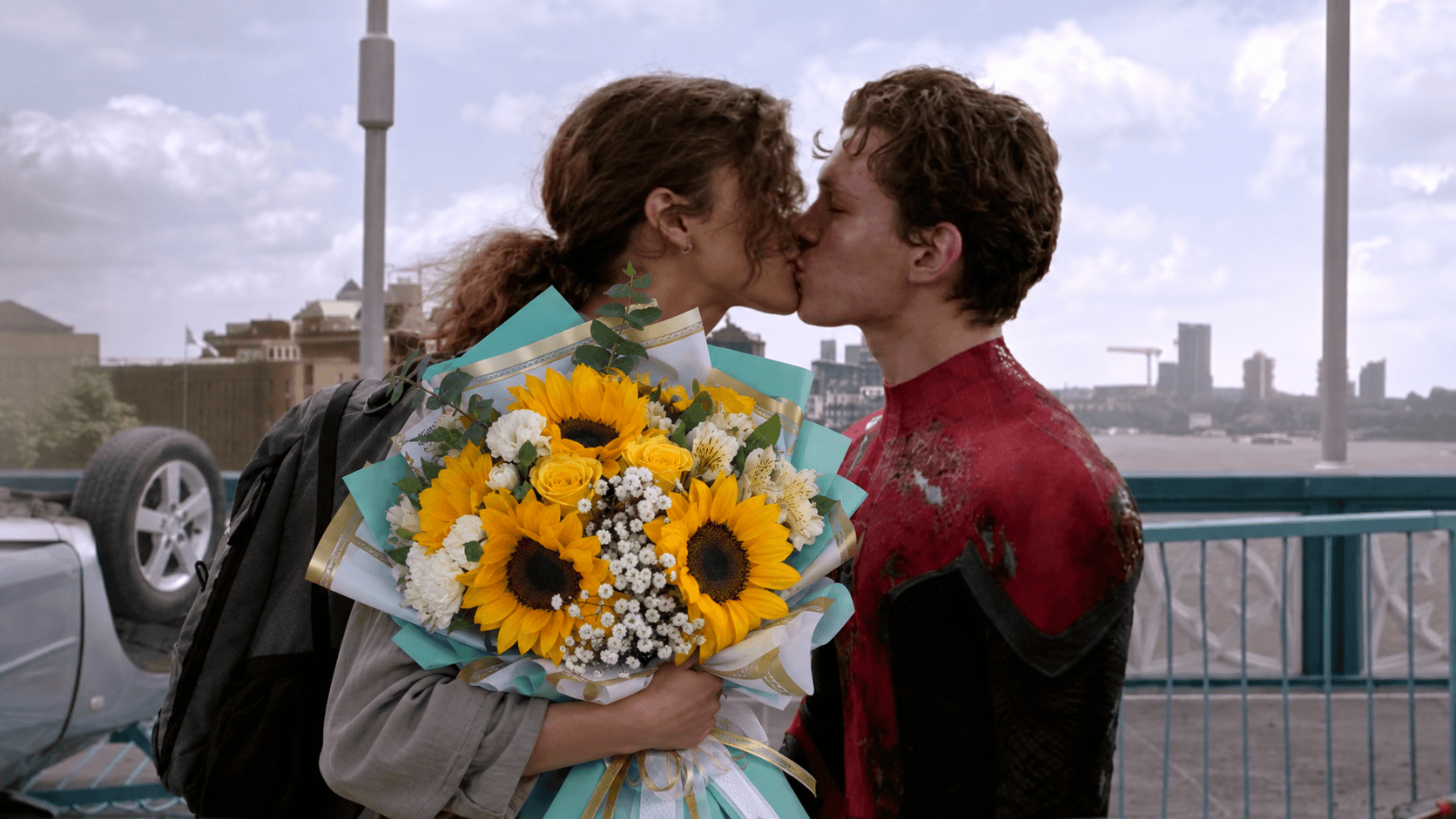 Spider-Man sorprendiendo a su pareja con un ramo de girasoles